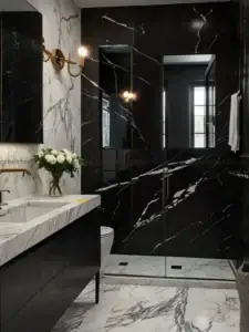 Gạch BIGSLAB vân Marble trắng và vân Marble đen ốp phòng tắm hiện đại với thiết bị vệ sinh tông đen.