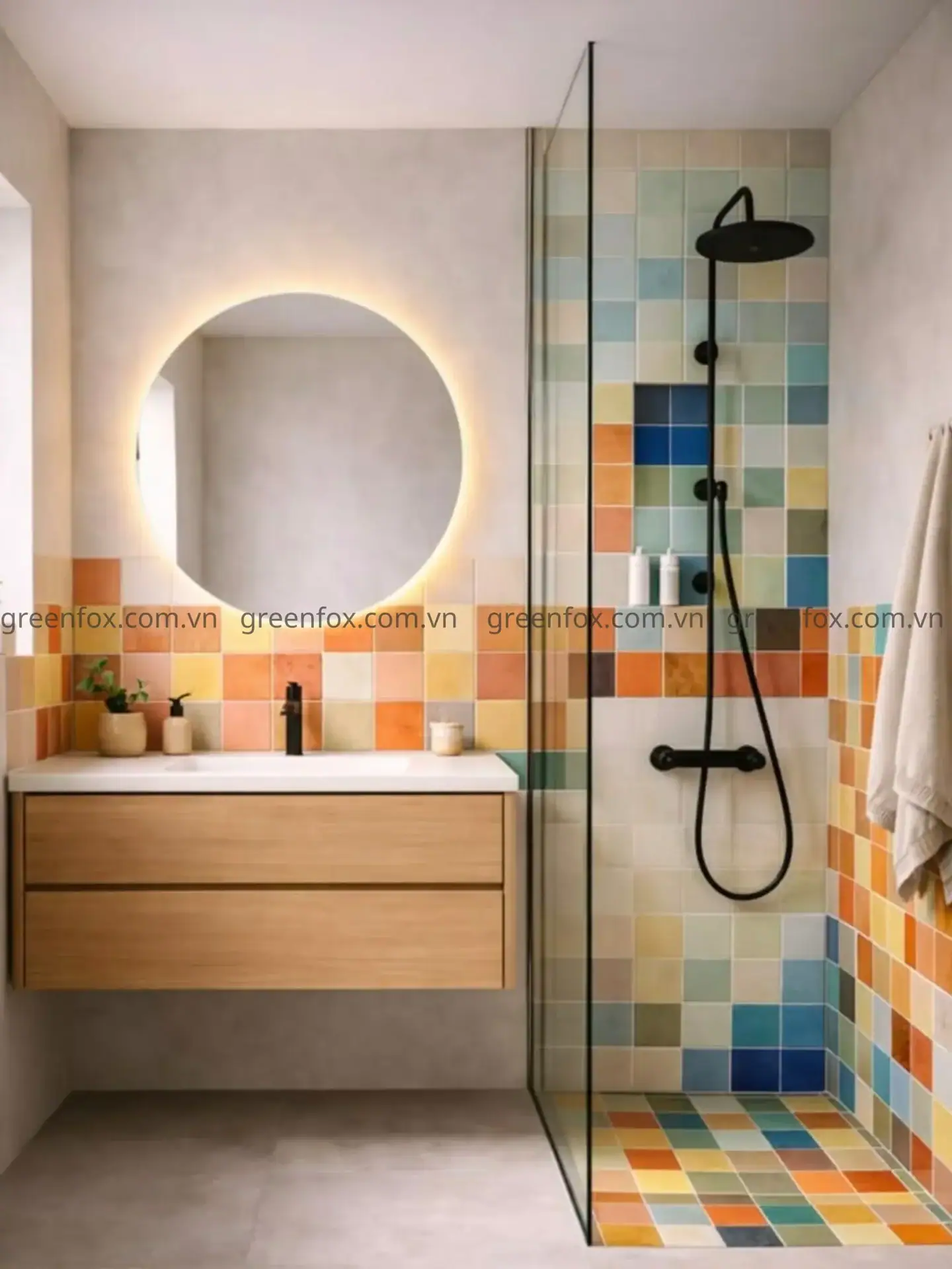 Gạch ốp tường trang trí mosaic nhiều màu cho phòng tắm hiện đại với gương tròn và khu vực tắm kính.