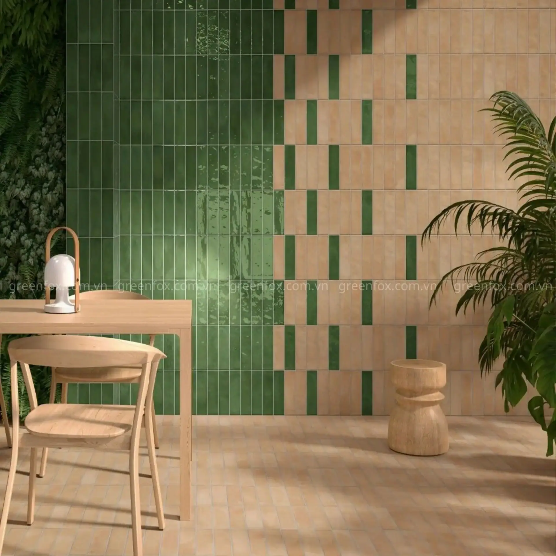 Gạch thẻ xanh ngọc men bóng ốp tường phòng tắm với lavabo gỗ và gương khung vàng.