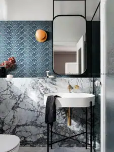 Gạch vảy cá màu xanh kết hợp gạch Marble vân mây mang đến điểm nhấn mềm mại, thanh lịch cho khu vực lavabo.