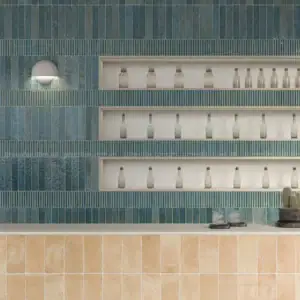 Gạch thẻ xanh phối cùng gạch sọc nổi và gạch màu be tạo nên quầy bar ấn tượng với hiệu ứng lớp lang độc đáo.