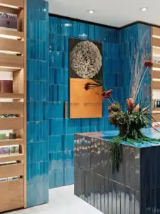 Gạch thẻ men bóng màu xanh dương ốp tường cửa hàng và quầy trưng bày sản phẩm.