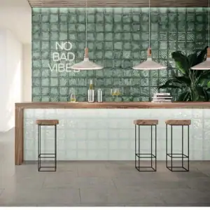Gạch kính màu xanh và gạch kính trắng ốp quầy bar trong không gian thương mại hiện đại.
