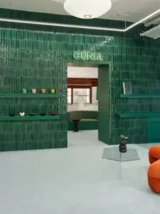 Gạch thẻ men bóng màu xanh ngọc ốp tường showroom và cửa hàng cao cấp