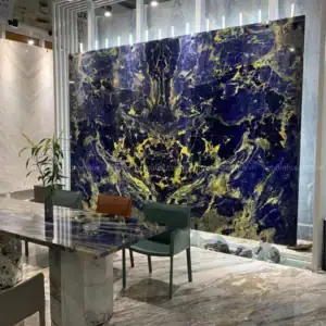 Tấm BIGSLAB vân Blue Sodalite 1600×3200 màu xanh sapphire dùng làm mảng tường trang trí showroom cao cấp.