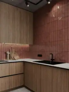 Gạch ốp tường bếp màu đỏ nâu bóng tạo điểm nhấn nổi bật cho không gian hiện đại.