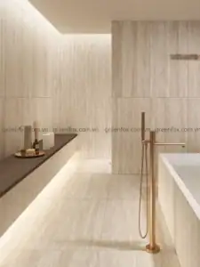 Bề mặt vân travertine kết hợp gạch thanh trang trí tạo không gian spa đẳng cấp.