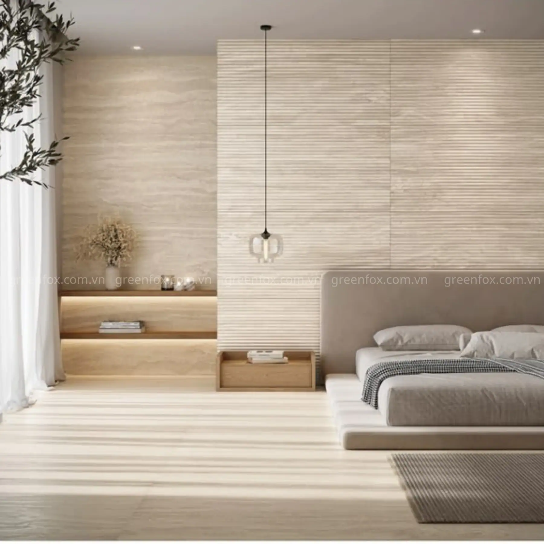 Phòng ngủ tối giản sử dụng gạch giả travertine màu kem cùng mảng ốp ribbed tạo hiệu ứng 3D, kết hợp ánh sáng gián tiếp và nội thất gỗ sáng màu.