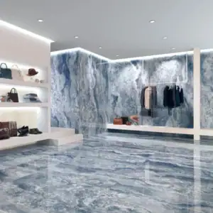 Gạch vân Onyx xanh dương tạo điểm nhấn sang trọng cho showroom với hiệu ứng vân đá tự nhiên nổi bật.