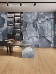 Gạch ốp tường vân Onyx xanh xám khổ lớn cho văn phòng hiện đại.