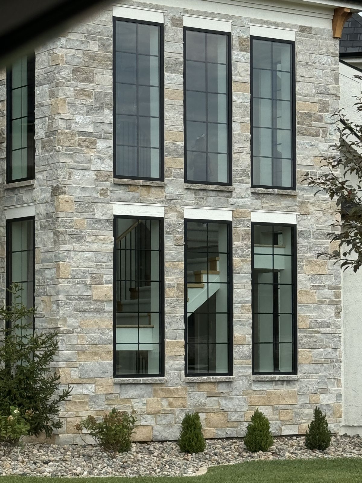 Mảng tường ngoại thất ốp gạch giả đá slate xếp lớp, tạo bề mặt mạnh mẽ và chống bám bẩn tốt.