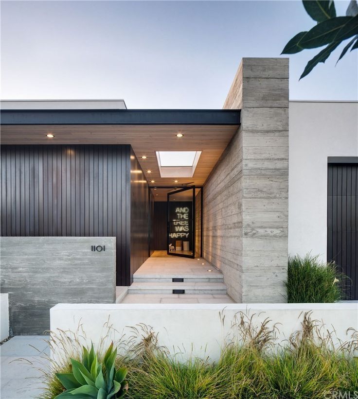 Khu sảnh vào nhấn travertine vân sọc, phối lam đứng màu tối giúp mặt tiền sâu và sang hơn.