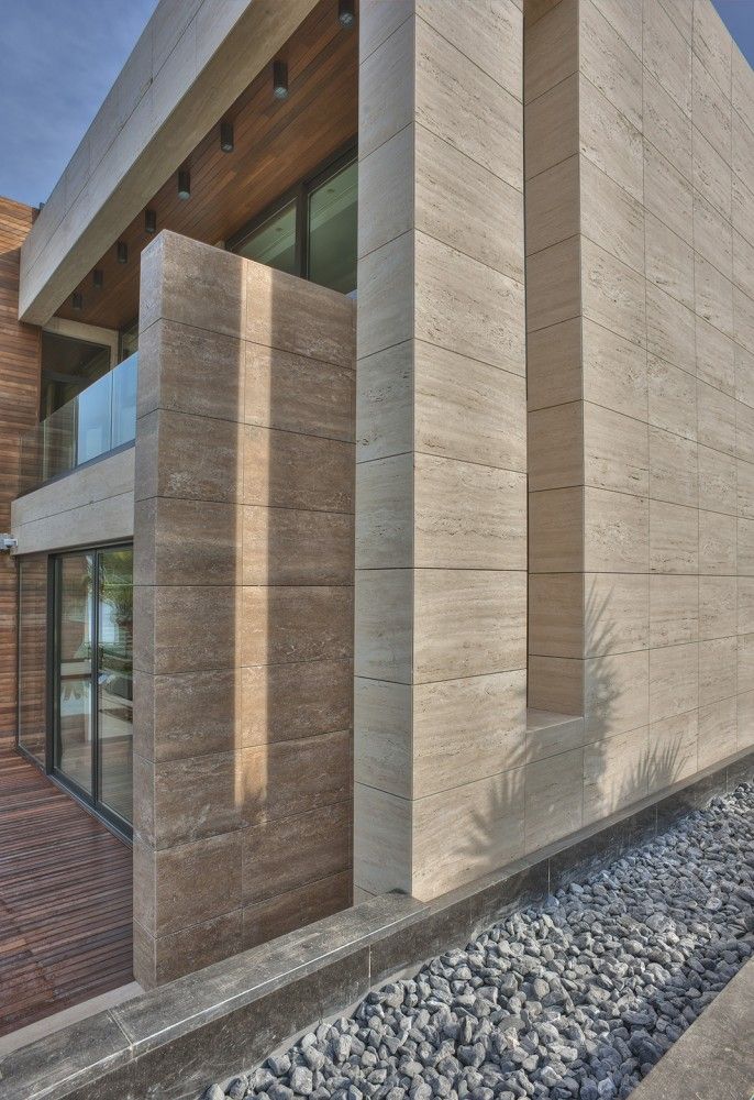 Ốp mặt tiền bằng gạch giả đá vân travertine tông be sáng khổ 30x60