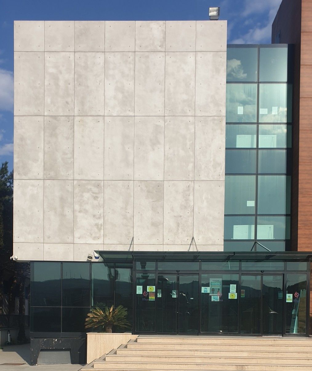 Công trình sử dụng gạch giả đá khổ lớn ốp mặt tiền, tạo bề mặt phẳng đều, hiệu ứng như đá nguyên khối, tăng tính hiện đại và bền vững.