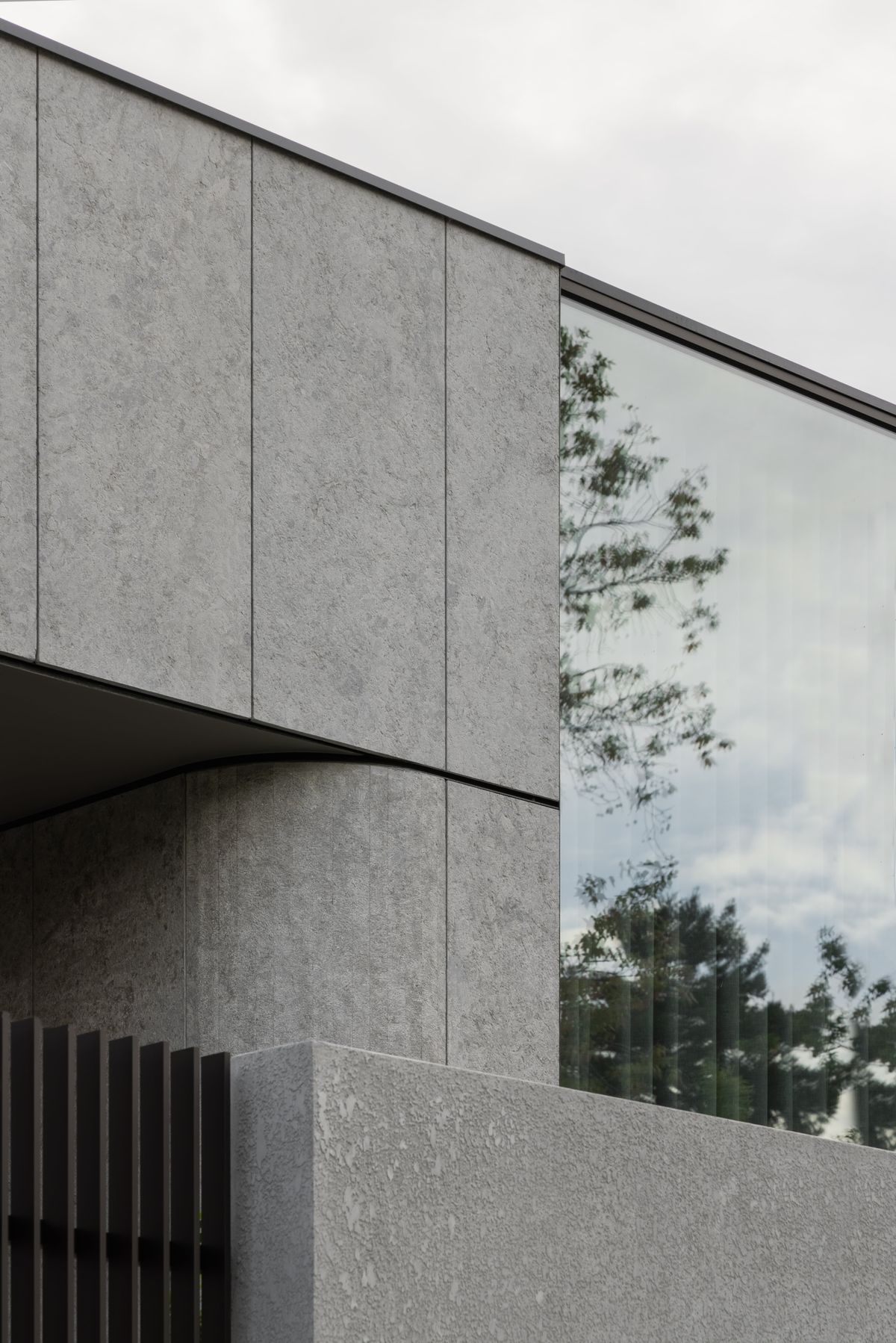 Mẫu gạch ốp mặt tiền giả đá big slab tông xám xi măng, đường ron tối giản, phù hợp kiến trúc contemporary, giúp tổng thể gọn gàng và cao cấp.