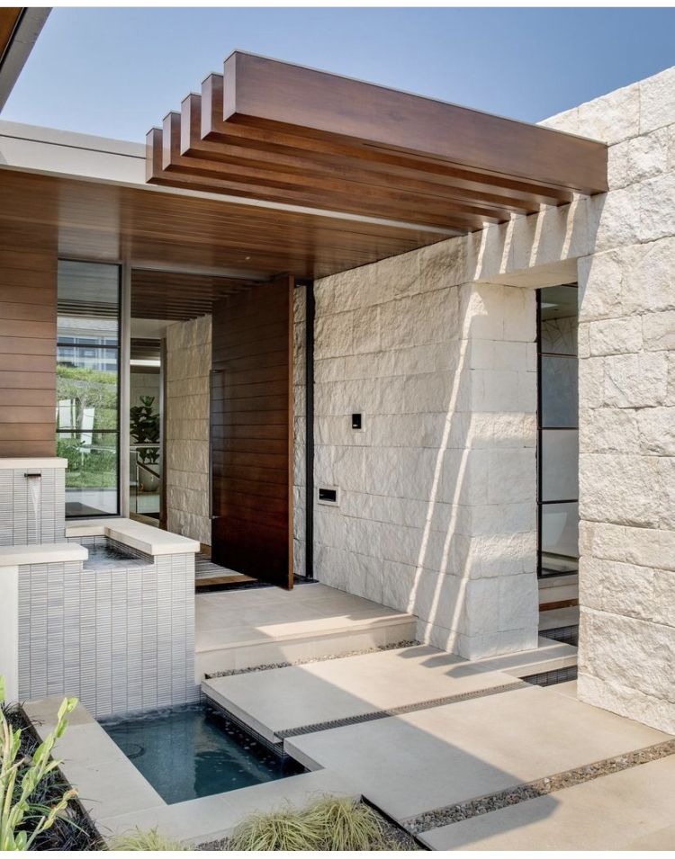 Gạch giả đá xám nhám bắt ánh sáng dịu. Hợp kiểu nhà hiện đại nhiều kính.