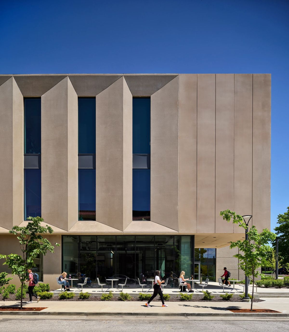 Gạch ốp mặt tiền tông xám sáng bề mặt mịn, vân nhẹ dạng xi măng – mang lại cảm giác tối giản, hiện đại và rất “clean” cho kiến trúc khối hộp.