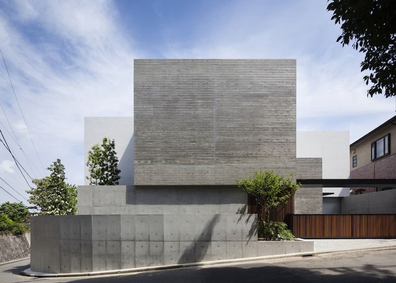 Gạch giả bê tông xám nhạt với hiệu ứng loang tự nhiên, giúp công trình trông mộc mạc nhưng vẫn sang trọng và tinh tế.