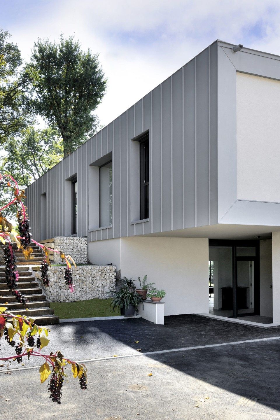 Gạch ốp xám vân ngang nhẹ, bề mặt matt chống chói. Khi ốp mảng lớn tạo hiệu ứng khối kiến trúc rất rõ và cao cấp.