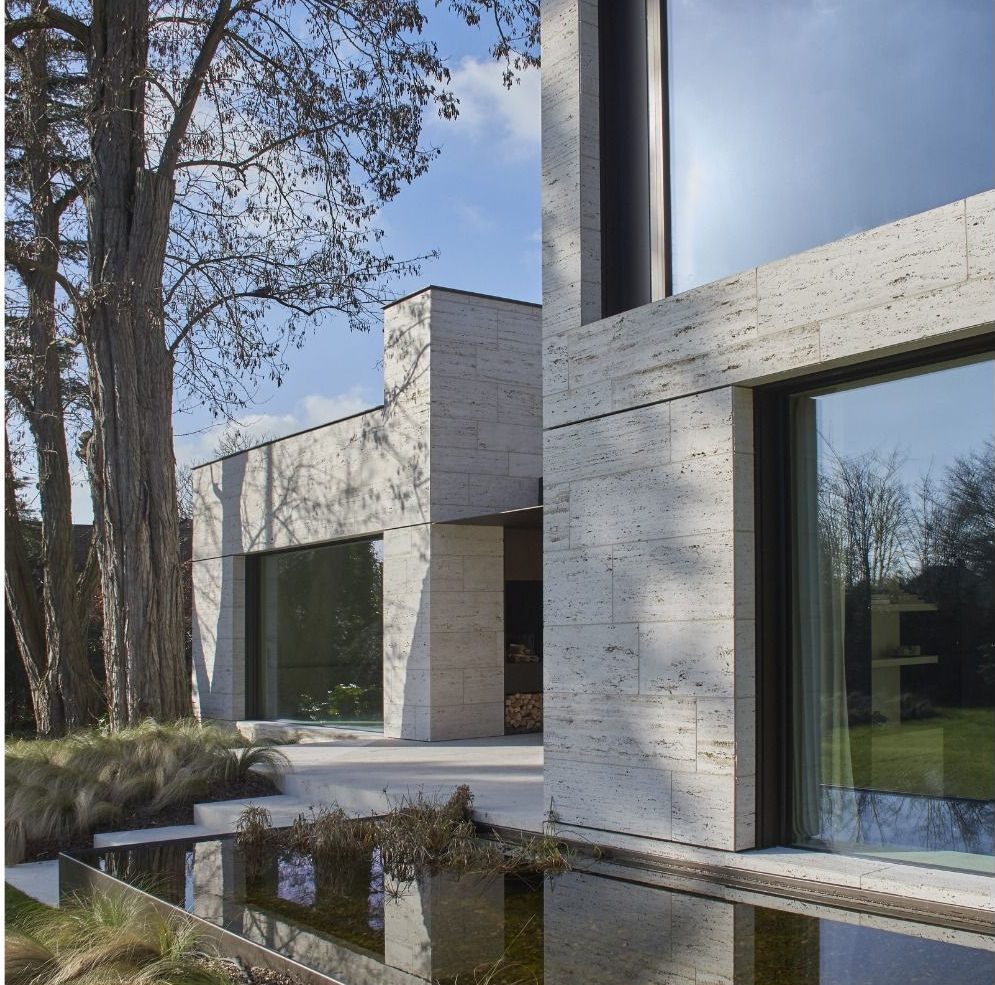 Gạch travertine xám vân mây mang lại cảm giác ấm – sang – tự nhiên. Bề mặt matt dễ vệ sinh, thích hợp ốp mặt tiền hoặc các mảng tường điểm nhấn.