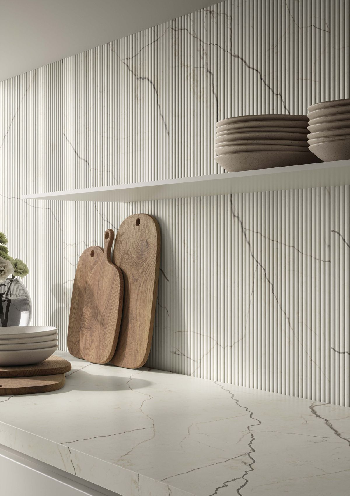 Gạch ốp rãnh dọc vân marble – hiệu ứng chiều sâu sang trọng, rất “ăn” ánh sáng và phối mặt đá trắng.