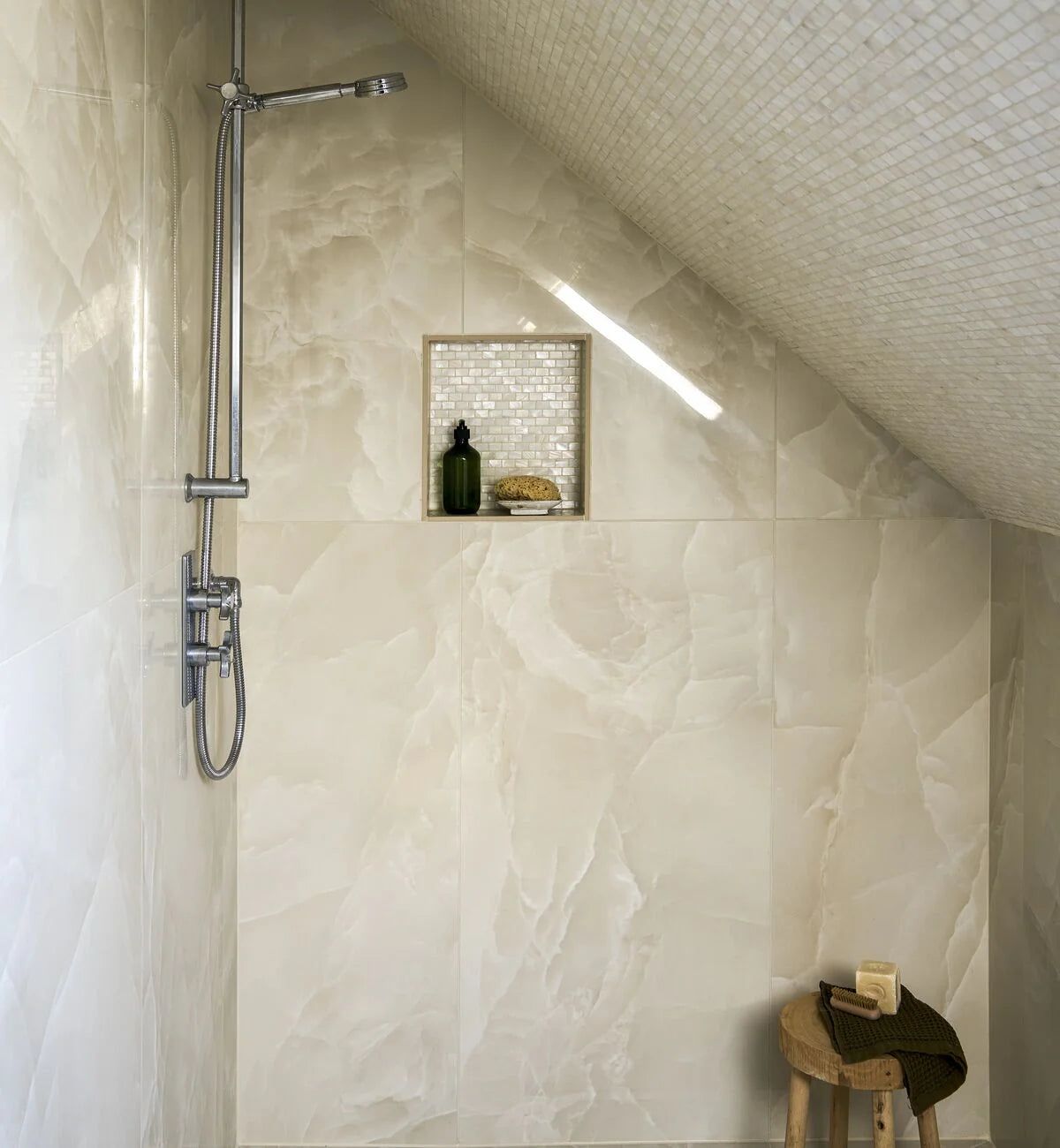 Khu vực lavabo đôi ốp gạch vân marble trắng vân đen nổi bật, phối tủ lavabo xanh và gương khung kim loại.