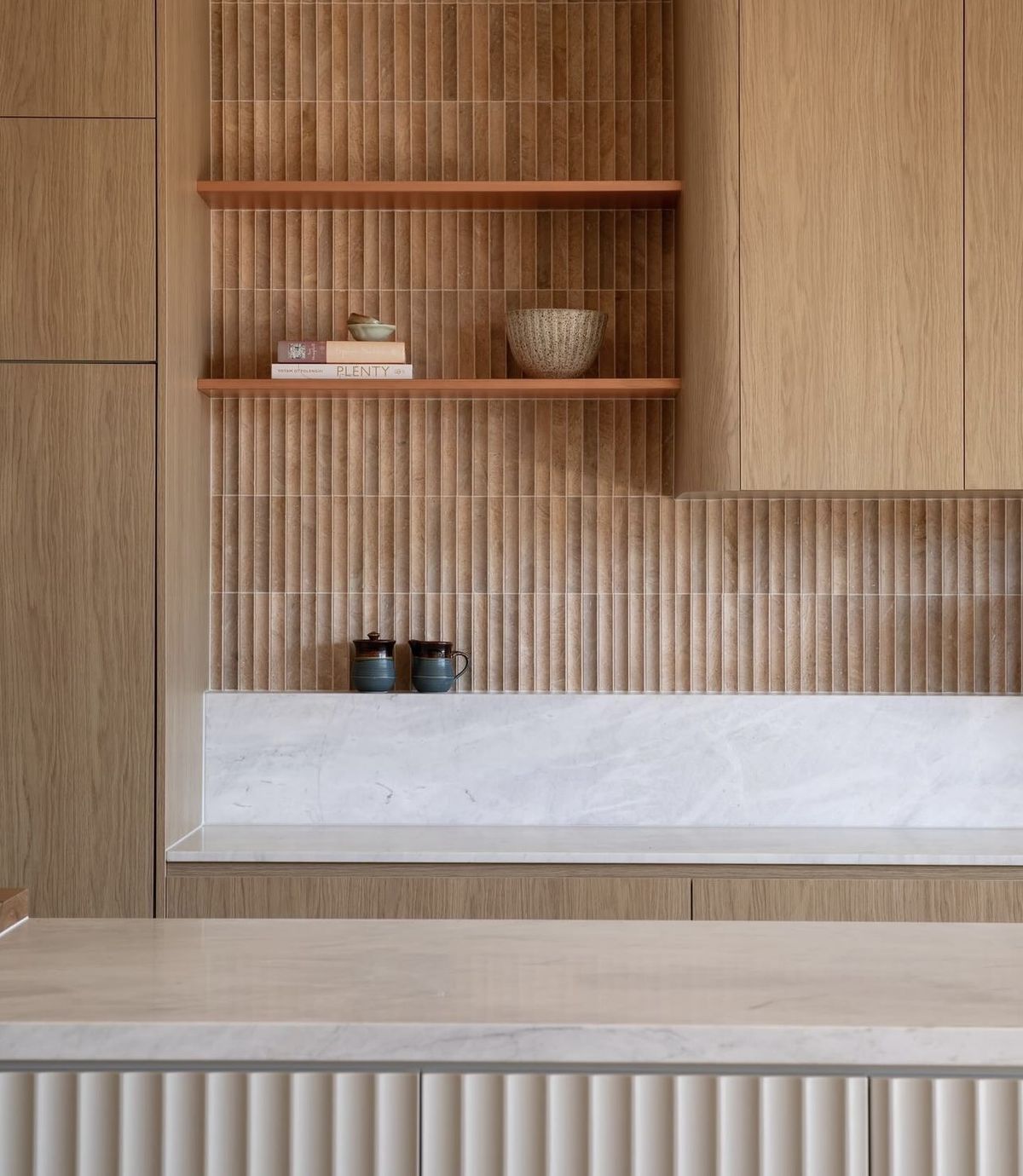 Gạch ốp rãnh/3D tông nâu đất ốp bếp – tạo chiều sâu, phối kệ gỗ rất đẹp.