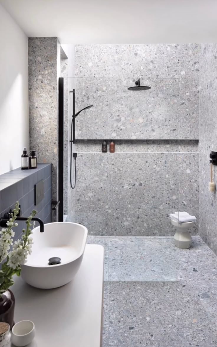 Nhà tắm ốp gạch terrazzo xám – sạch, hiện đại và rất “ăn” đồ đen.