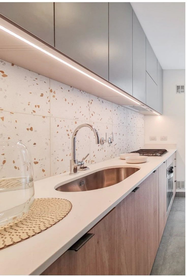 Bếp ốp terrazzo hạt màu – backsplash nổi bật nhưng vẫn nhẹ nhàng.