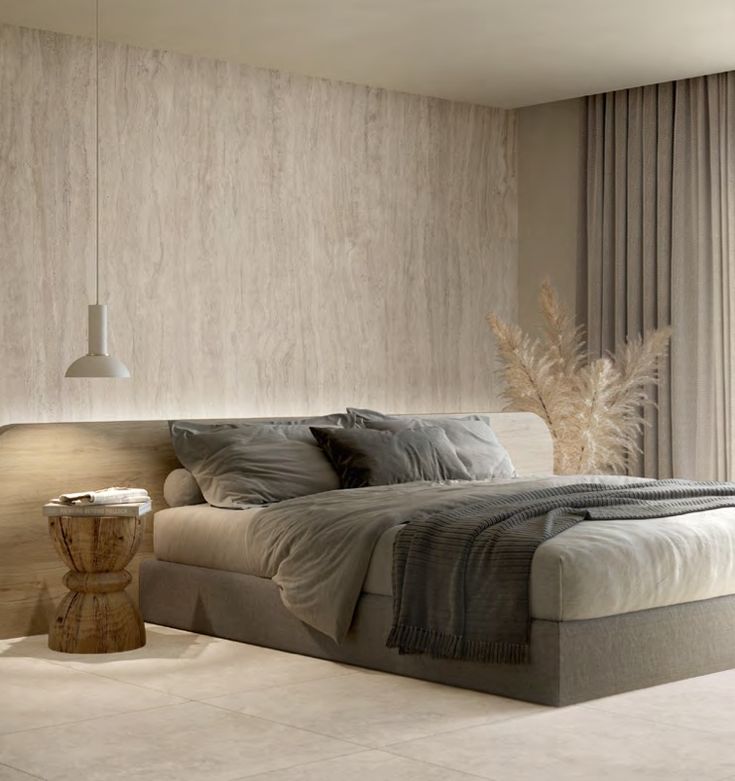 Gạch ốp tường vân đá mịn tông be/greige – tạo nền “dịu” cho phòng ngủ, phối gỗ và rèm trung tính nhìn ấm áp, sang nhẹ như resort.