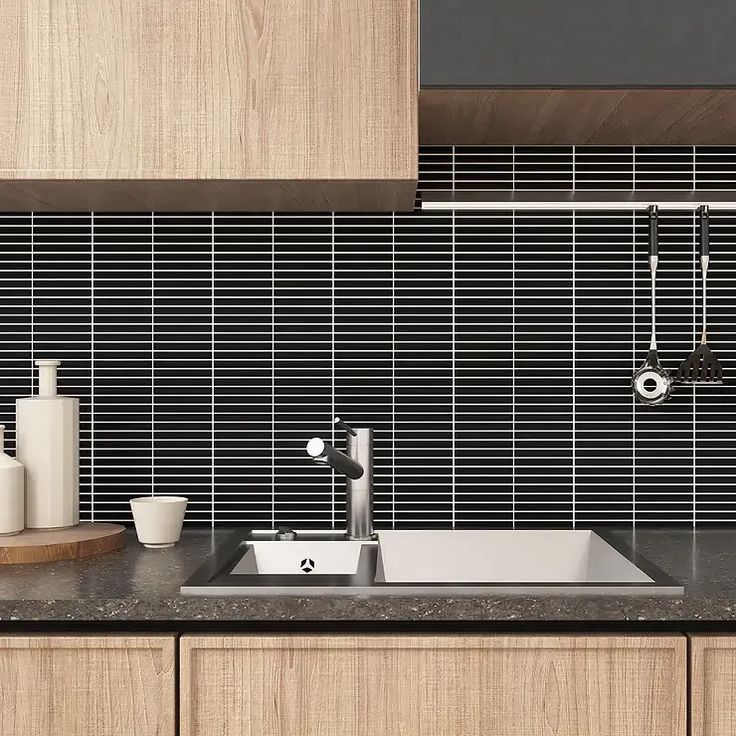 Gạch thẻ sọc nhỏ màu đen ốp bếp – tối giản, sạch gọn, hợp phong cách modern.