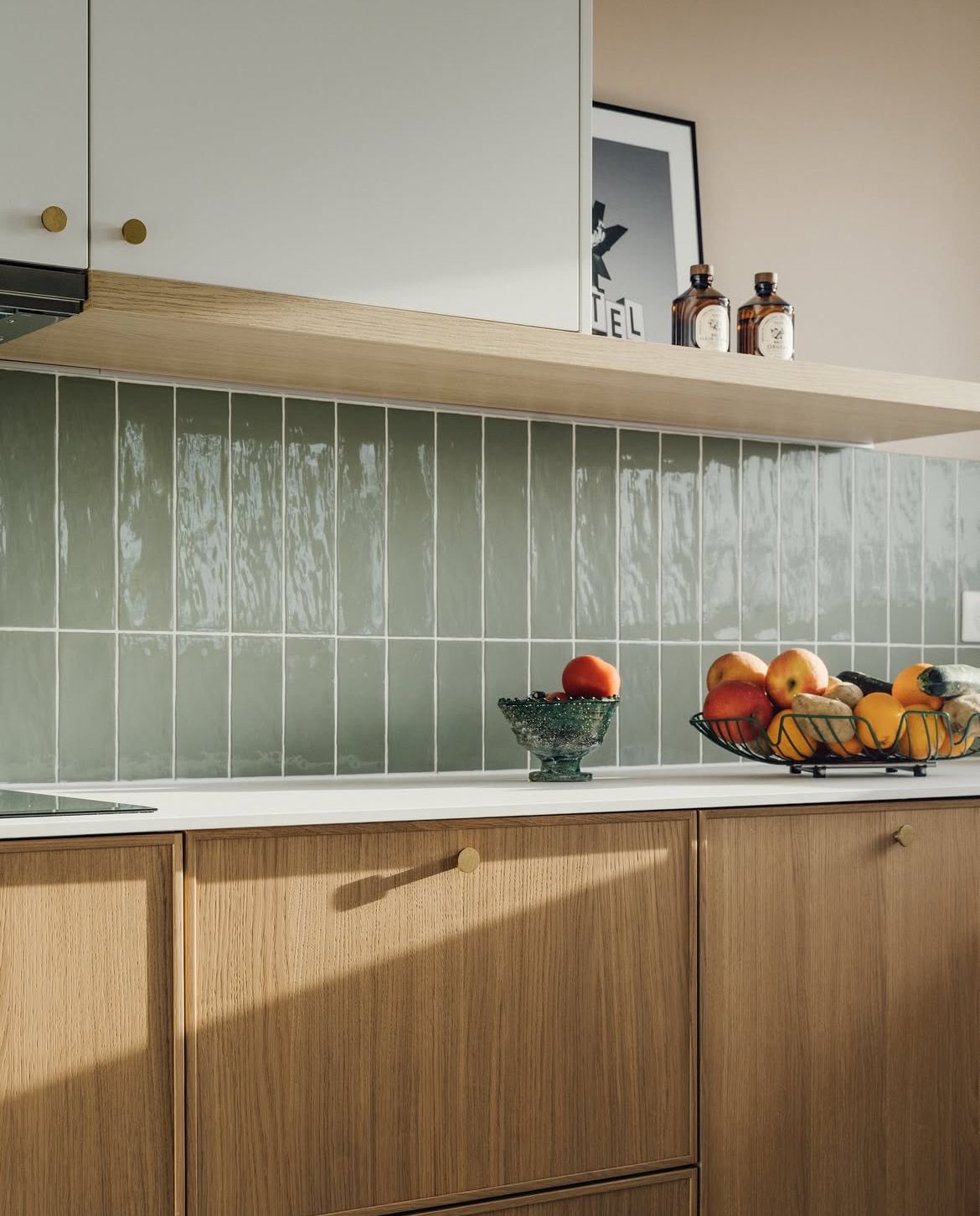 Gạch thẻ men bóng xanh sage ốp bếp – dịu mắt, ấm nhẹ, “ăn đèn” và lên hình rất xinh.