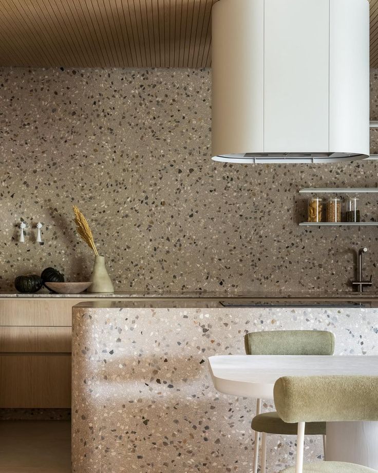 Gạch terrazzo nâu nhạt – phối trần gỗ, tông ấm mộc tự nhiên, phù hợp bếp resort hoặc homestay cao cấp.