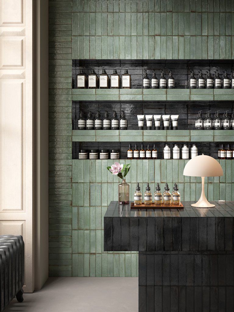 Gạch thẻ xanh rêu ốp tường – tạo điểm nhấn boutique, nhìn là thấy ‘gu’