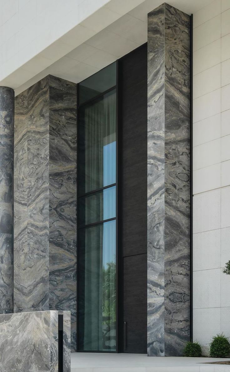 Gạch vân đá xám đậm ốp cột – làm nổi bật sảnh và mặt tiền nhà