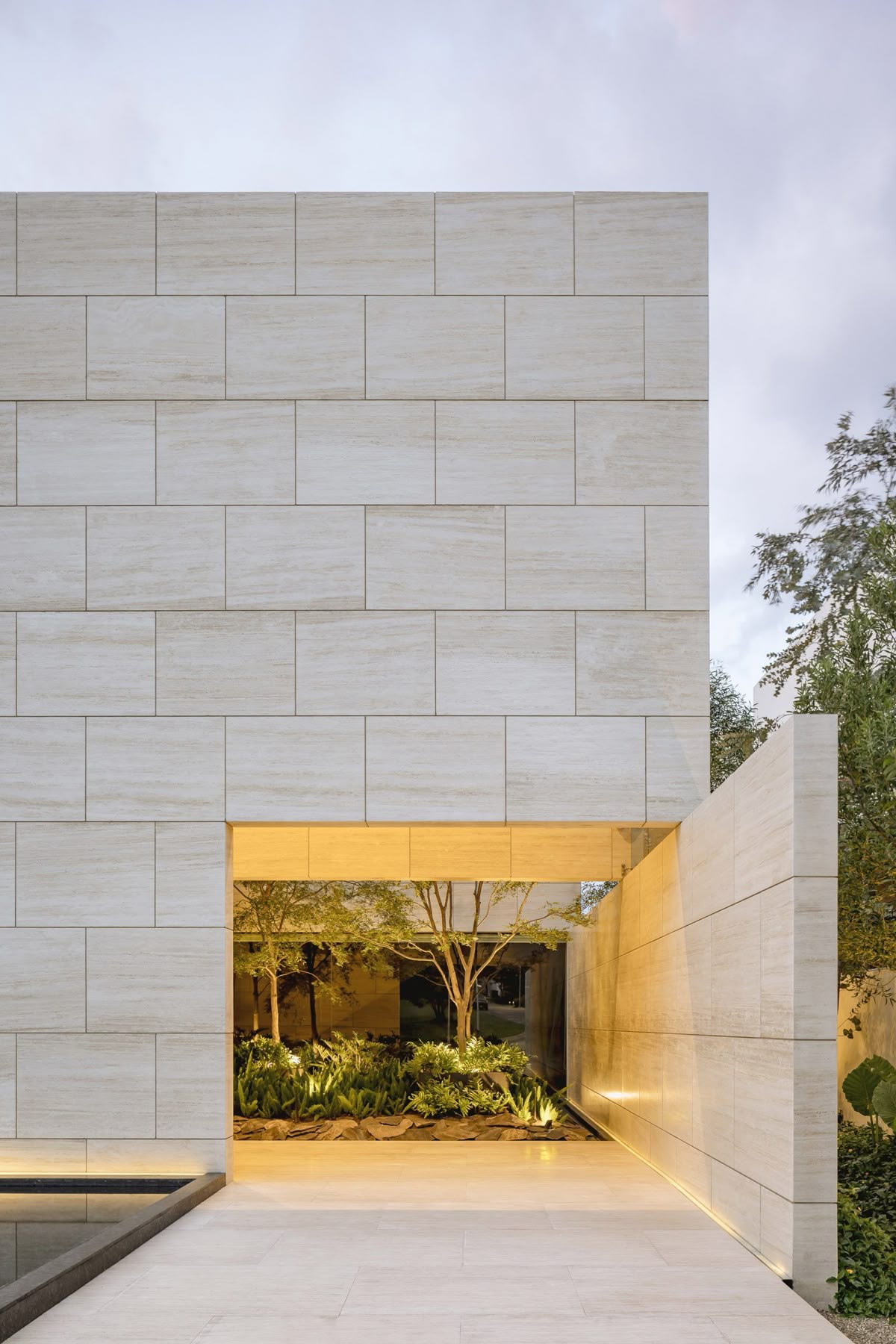 Vân travertine sáng, ốp theo mạch ngang cho tổng thể tinh tế và thoáng