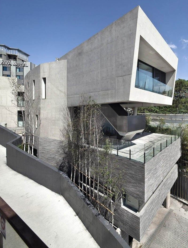 Gạch 30×60 bề mặt nhám nhẹ chống bám bẩn phù hợp ngoài trời