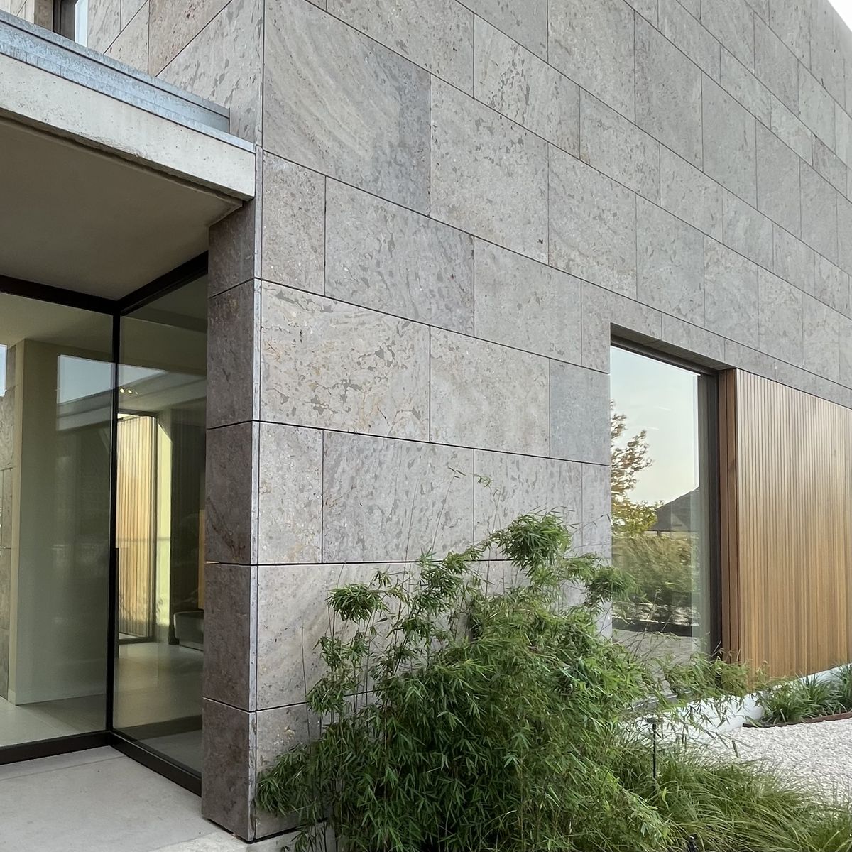 Ốp gạch 30x60 vân đá xám ở góc nhà giúp mặt tường chắc chắn, chống bám bẩn tốt