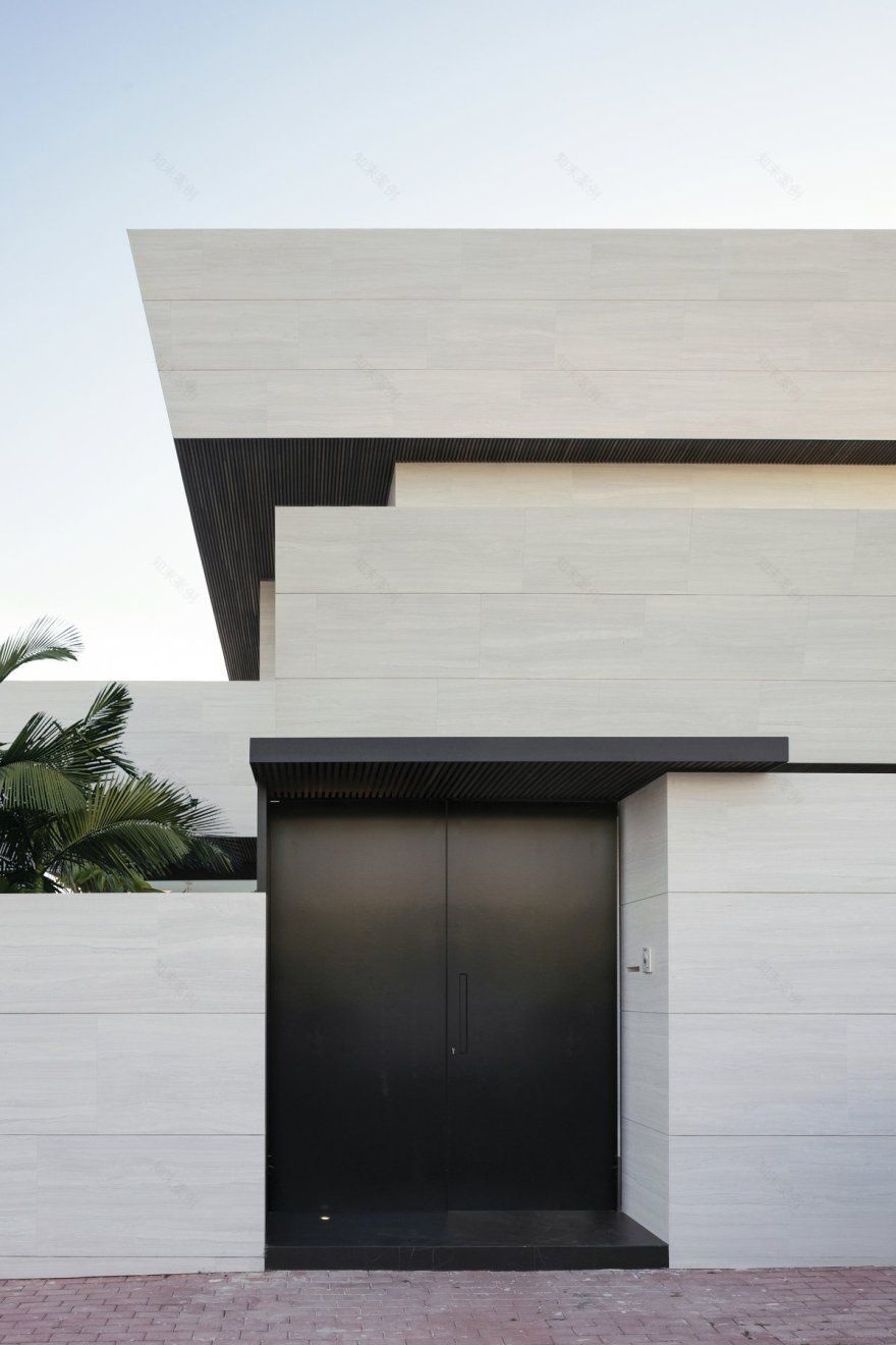 Ốp gạch 30x60 ngang tông kem cho mặt tiền phẳng, gọn và dễ phối cửa kính