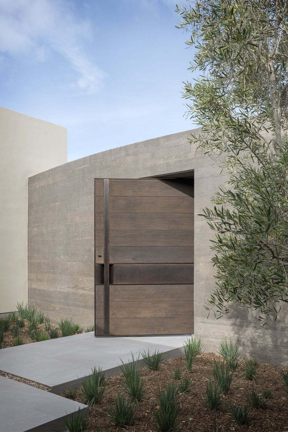 Gạch ốp mặt tiền 30x60 màu xi măng giúp cổng nhà tối giản, bền dáng theo thời gian