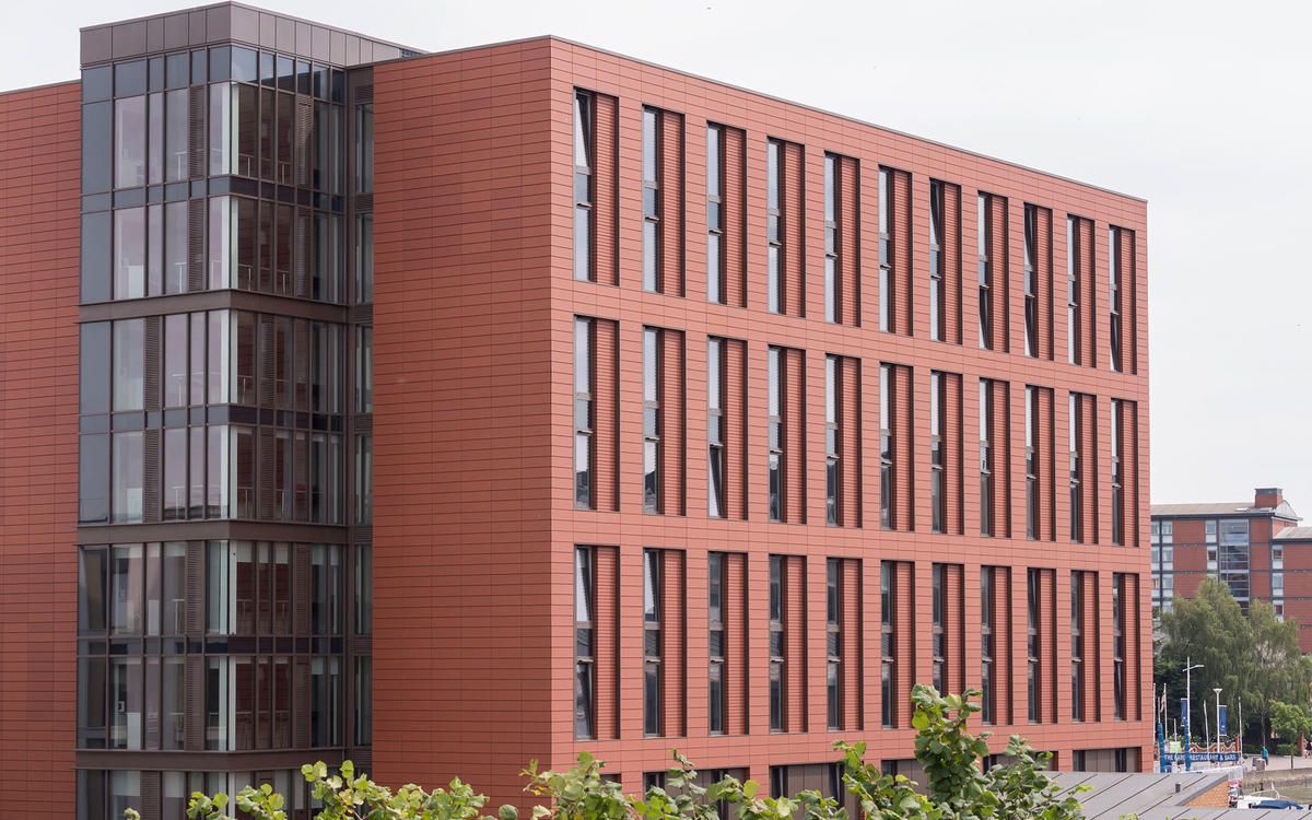 mẫu gạch ốp mặt tiền 30×60 dạng “thanh ngang” giúp mặt tiền gọn gàng, nhịp điệu rõ, nhìn rất kiến trúc.