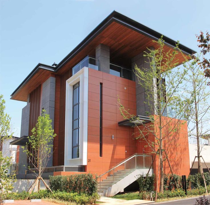 ốp gạch 30×60 màu terracotta kết hợp xám – kính, tăng chiều sâu và cảm giác cao cấp.