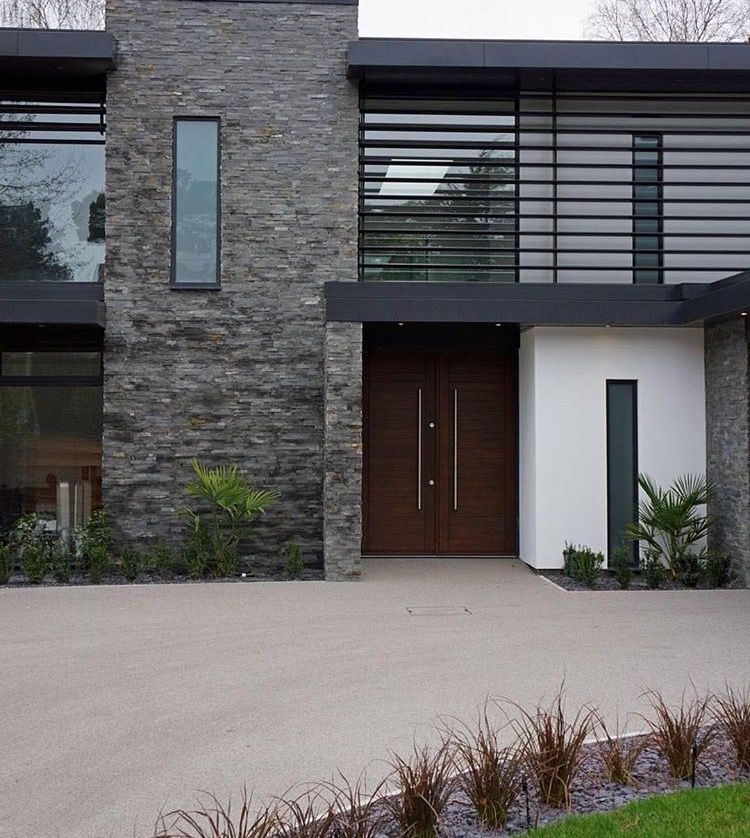 Mẫu gạch ốp tường ngoài trời đẹp cho mặt tiền hiện đại: dùng ốp mảng lớn tạo điểm nhấn kiến trúc, phối sơn trắng và lam đen để tổng thể sắc nét, cao cấp