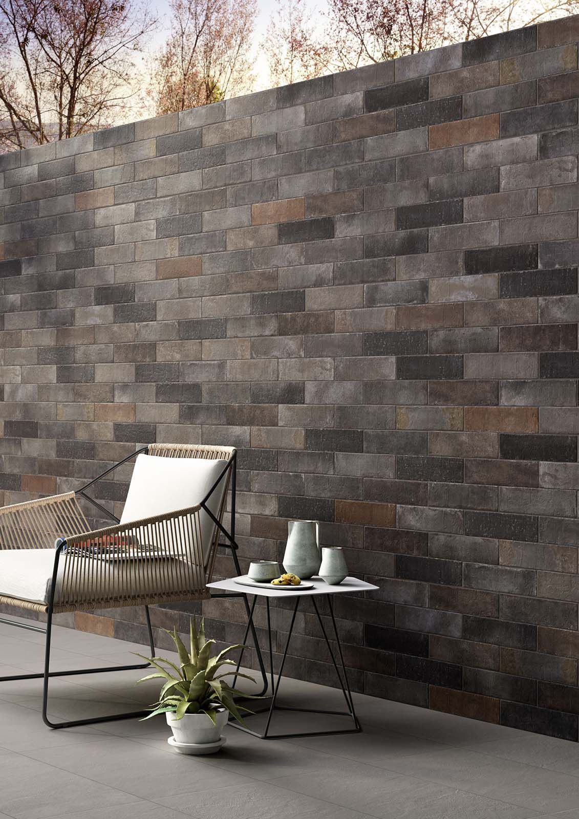 Gạch thẻ mix xám–nâu ốp tường hiên/sân, phối sàn xám nhìn hiện đại và sạch.