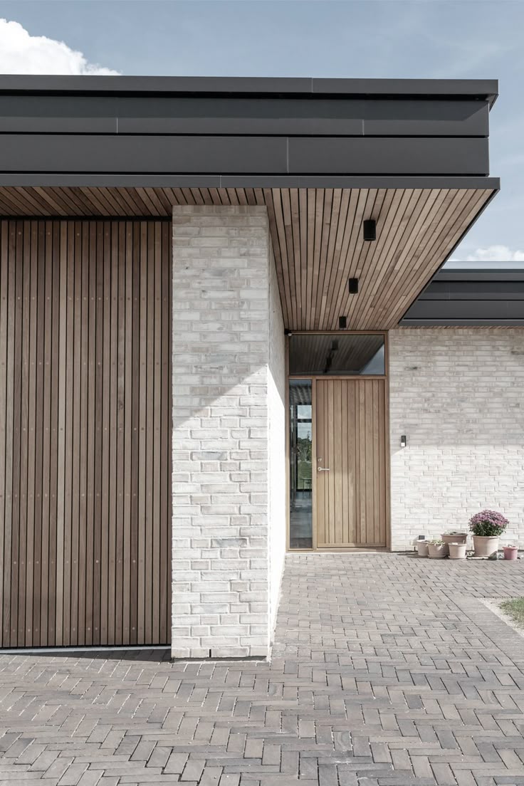 Gạch thẻ sáng màu phối cửa xanh, tạo vibe retro nhẹ nhàng