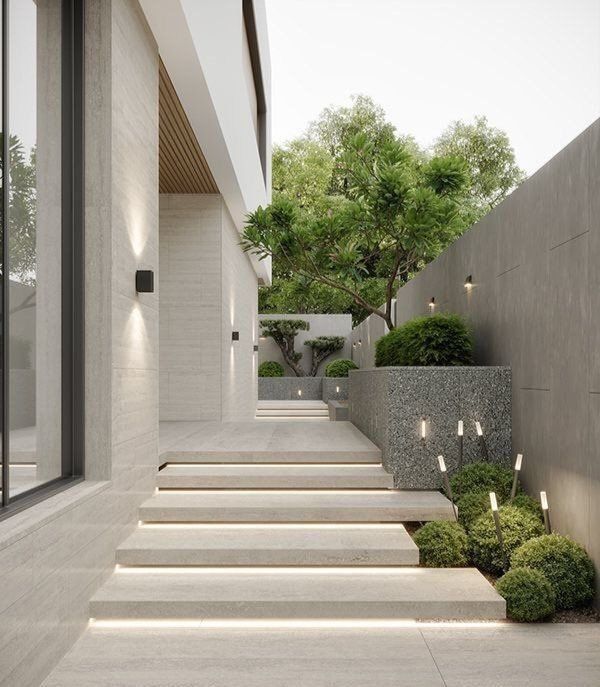 Lối đi ngoài trời tông xám sáng, kết hợp đèn âm bậc thềm nhìn sang và an toàn ban đêm.