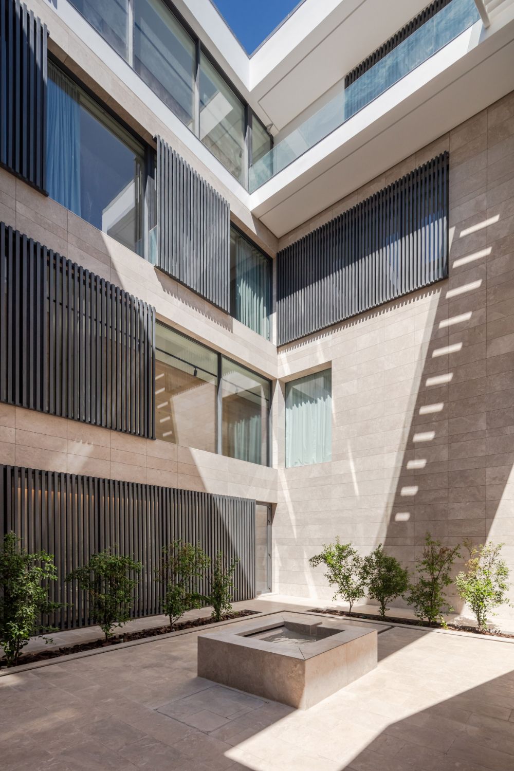 Mẫu gạch ốp tường ngoài trời đẹp tông be/xám phối lam che nắng, hợp nhà hiện đại