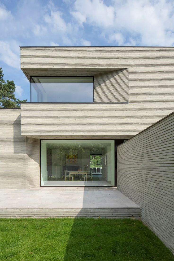 Tường ngoại thất vân kẻ ngang tông be sáng, hợp nhà tối giản nhiều kính.