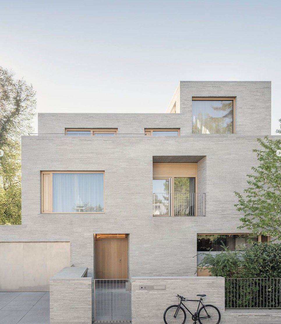 Mẫu gạch ốp tường ngoài trời đẹp tông xám nhạt, bề mặt kẻ mịn giúp mặt tiền sạch và hiện đại.