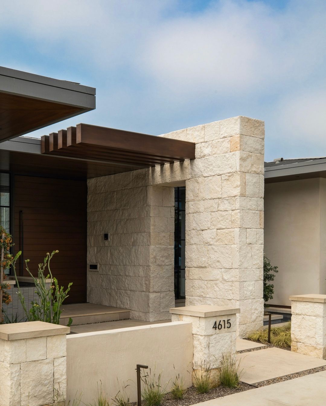 Hàng rào gạch xám than – xếp so le tạo chiều sâu, nhìn sạch và “đắt”.